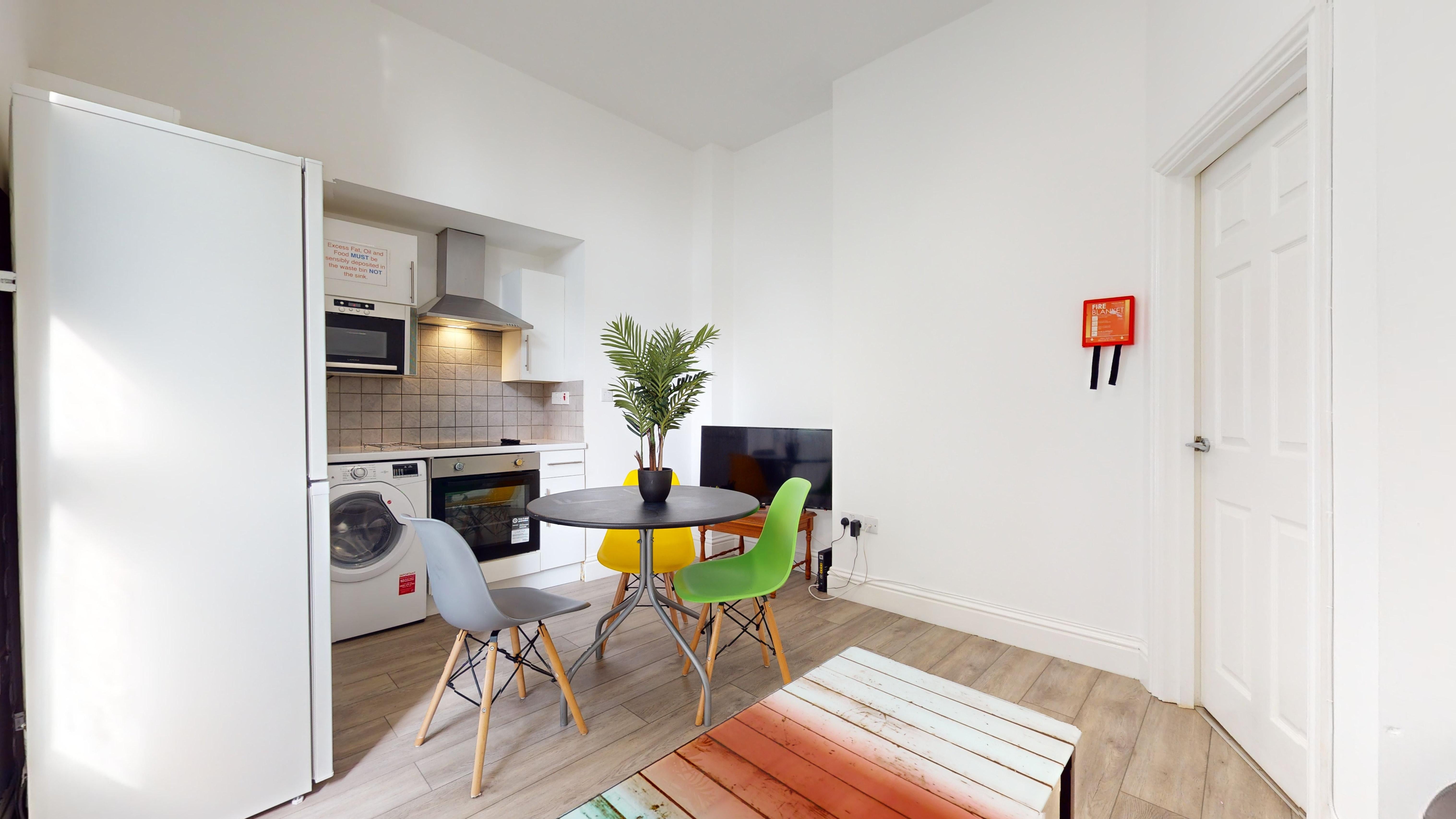 Room Greenbank Road in Plymouth