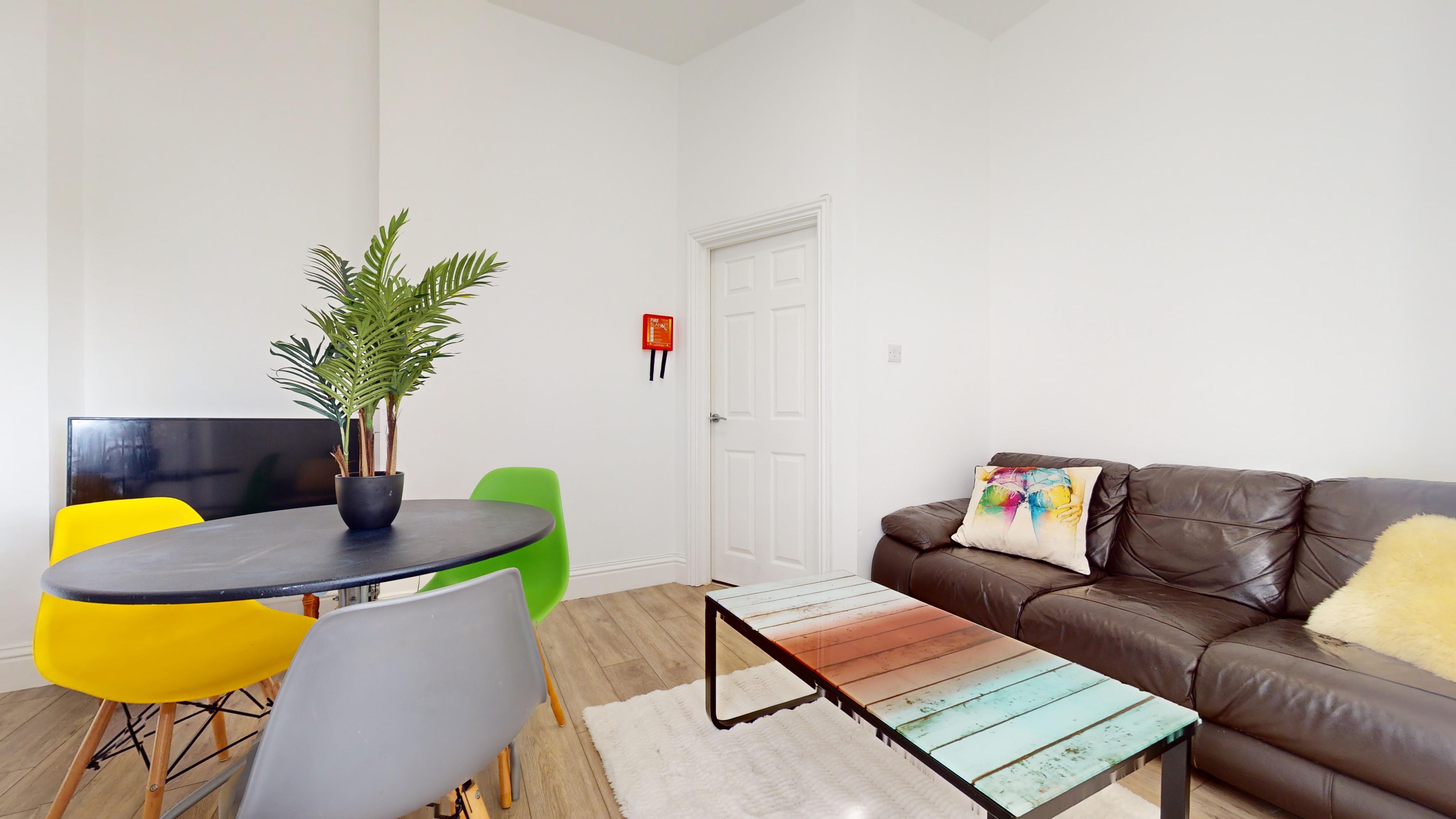 Room Greenbank Road in Plymouth