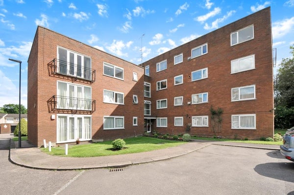 Flat Chesswood Way in London