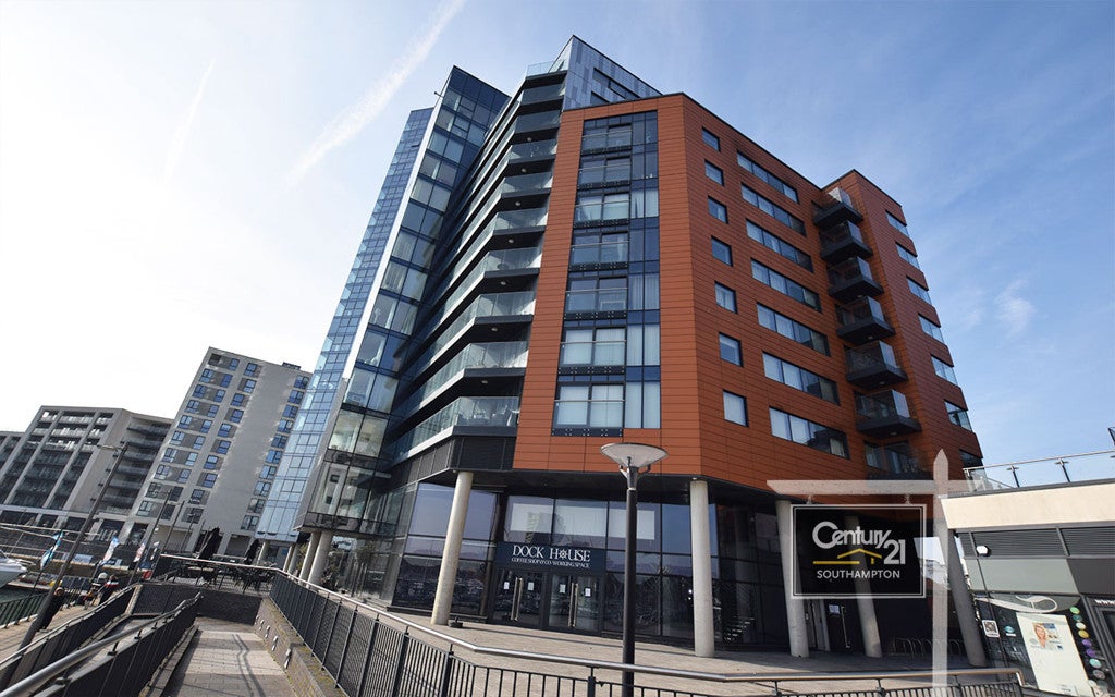 Flat Ocean Way in Southampton