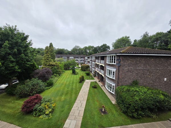 Flat Warren Close in Bramhall