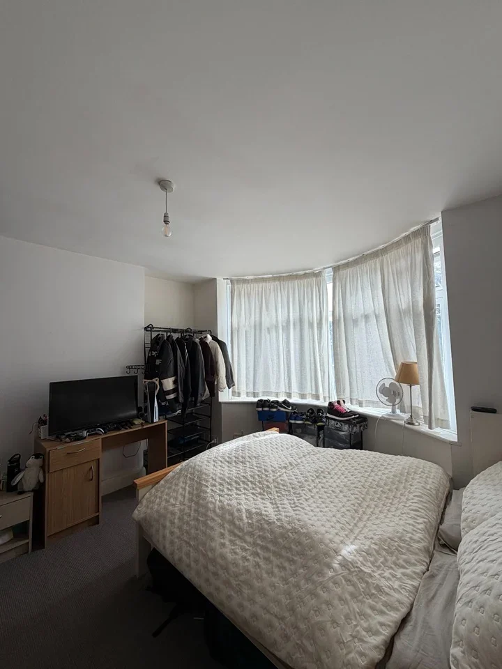 Room Beckingham Road in Guildford