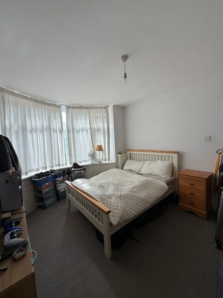 Room Beckingham Road in Guildford