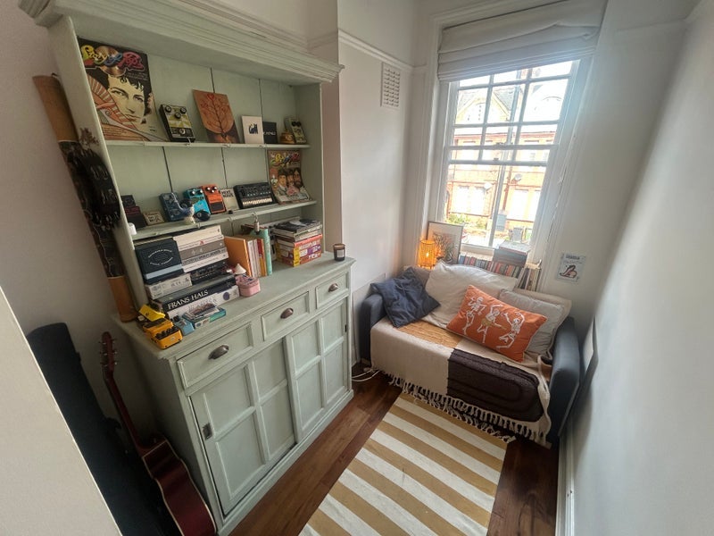 Room Amesbury Avenue in Greater London