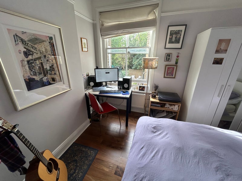 Room Amesbury Avenue in Greater London