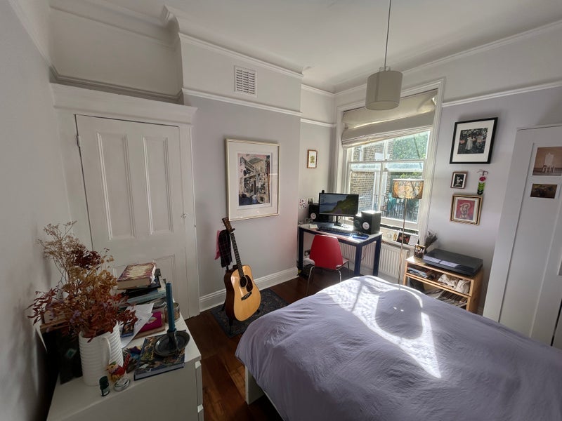 Room Amesbury Avenue in Greater London