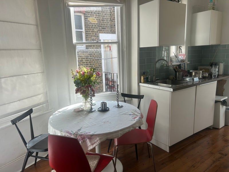 Room Amesbury Avenue in Greater London