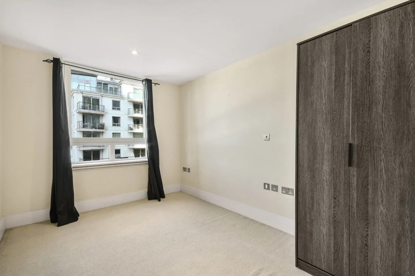 Flat Nine Elms Lane in Greater London