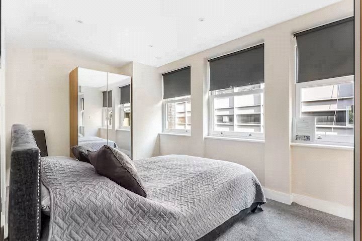 Flat Ashbourne Road in Greater London