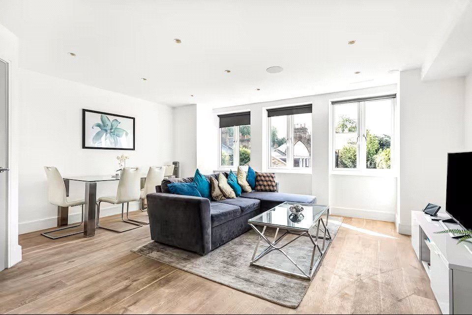 Flat Ashbourne Road in Greater London