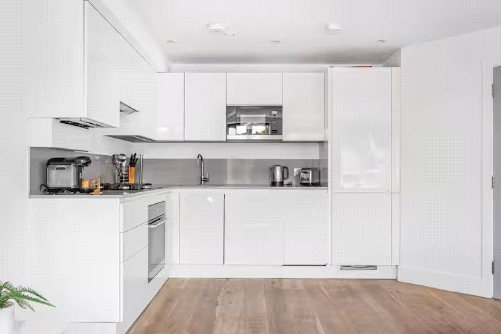 Flat Ashbourne Road in Greater London