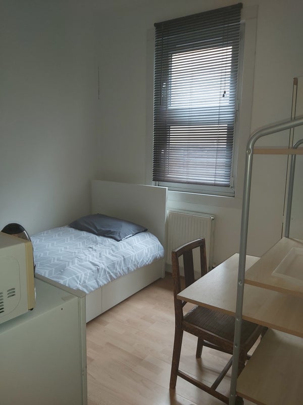 Room Lansdowne Road in Greater London
