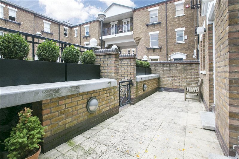 Flat Marryat Square in Greater London