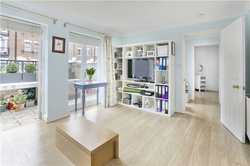 Flat Marryat Square in Greater London
