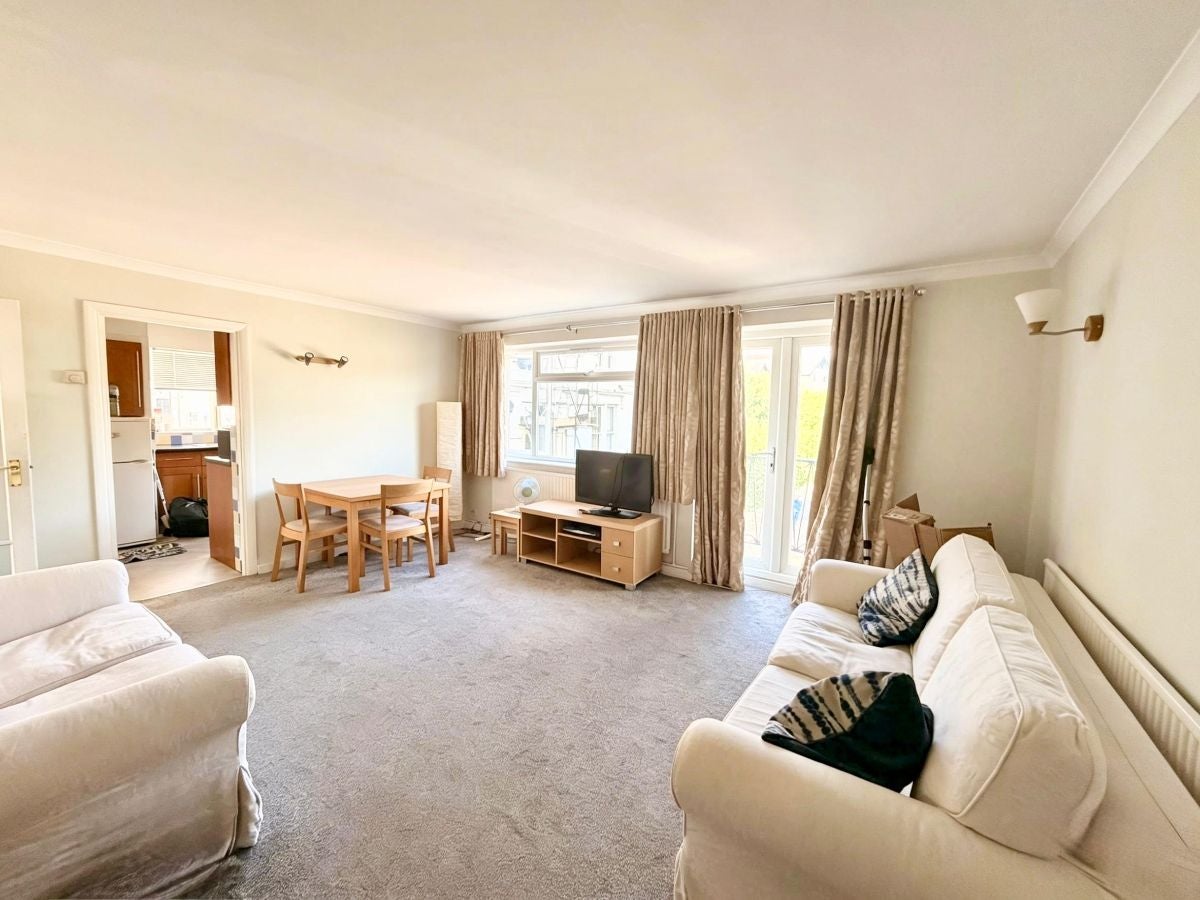Flat Primrose Hill in Brentwood