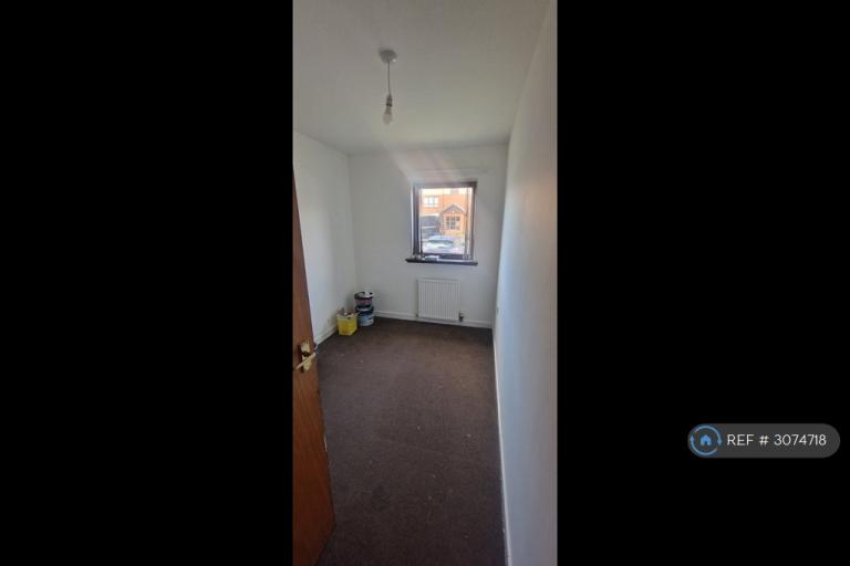Flat Viewpark Gardens in Renfrew