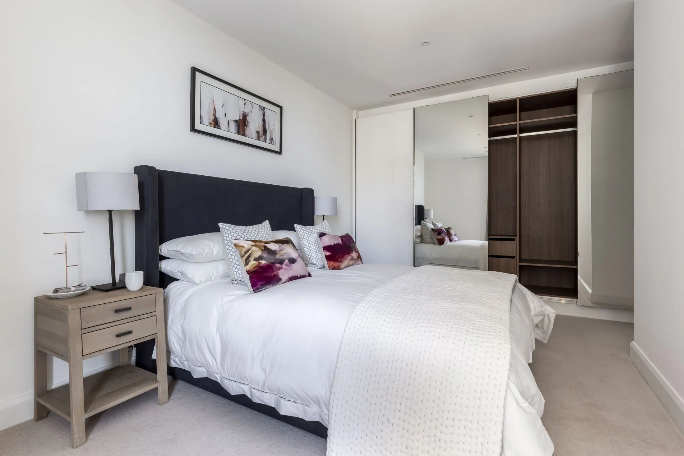 Flat Harbour Way in Greater London