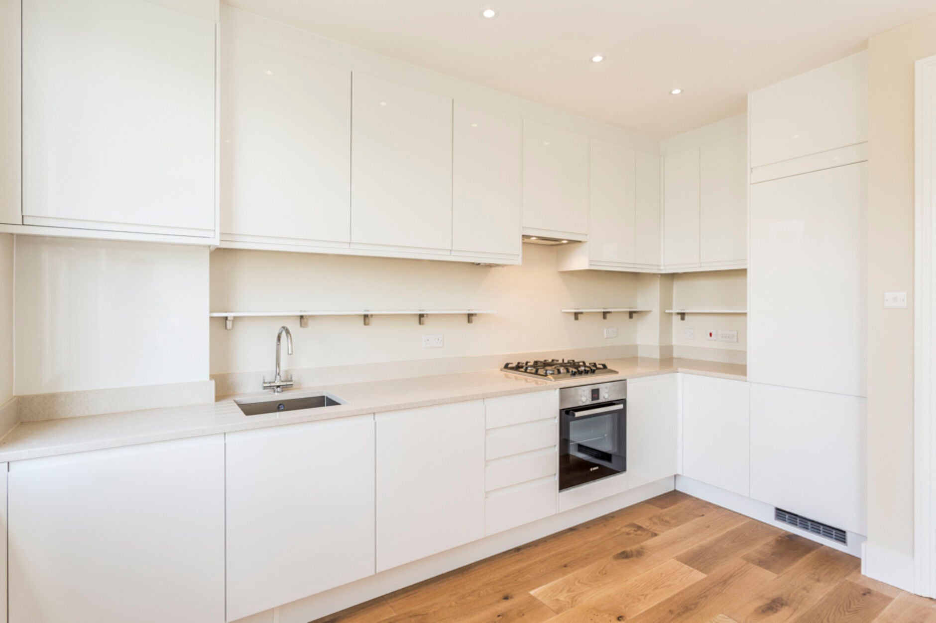 Flat Bassein Park Road in Greater London
