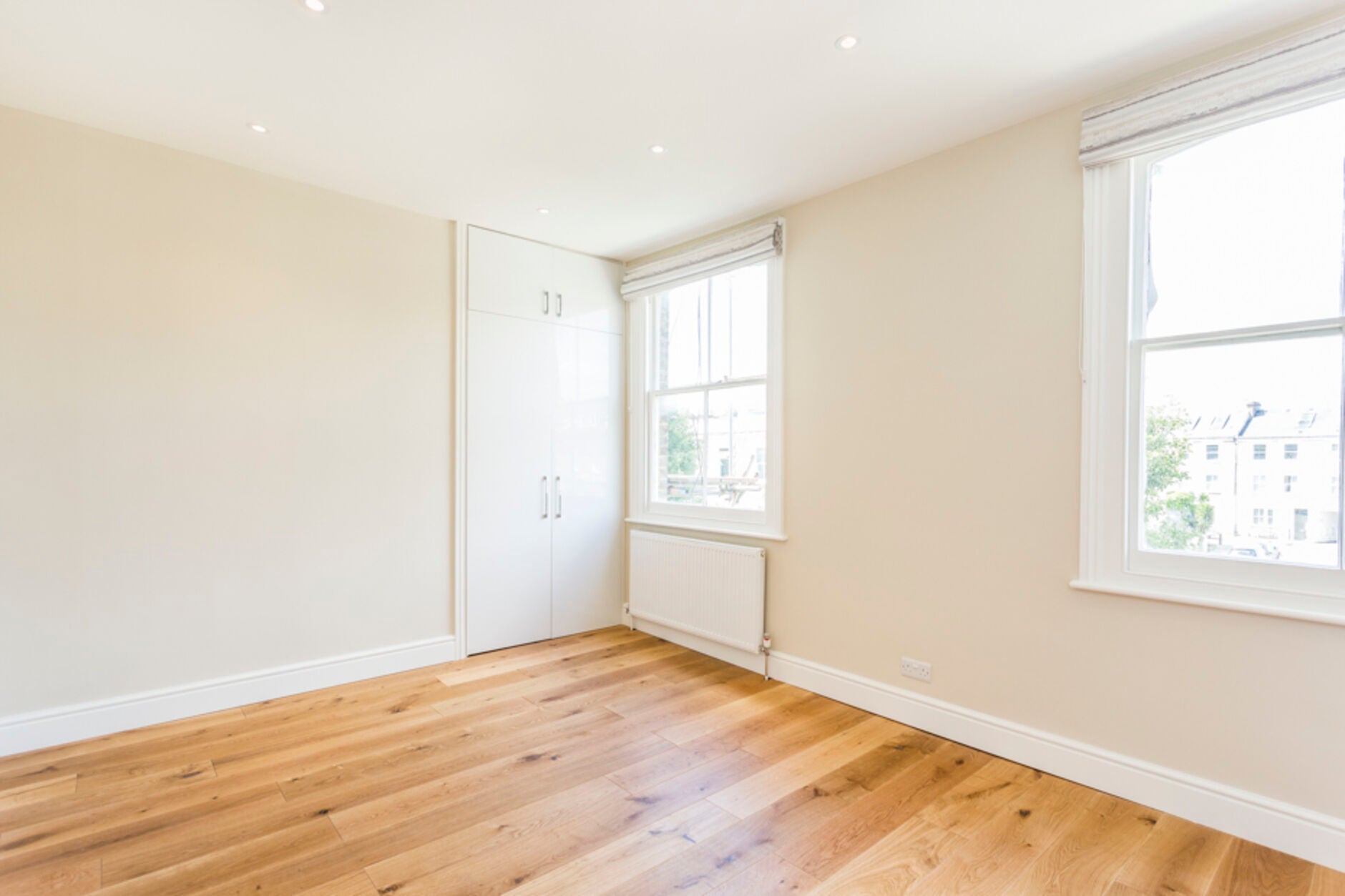 Flat Bassein Park Road in Greater London