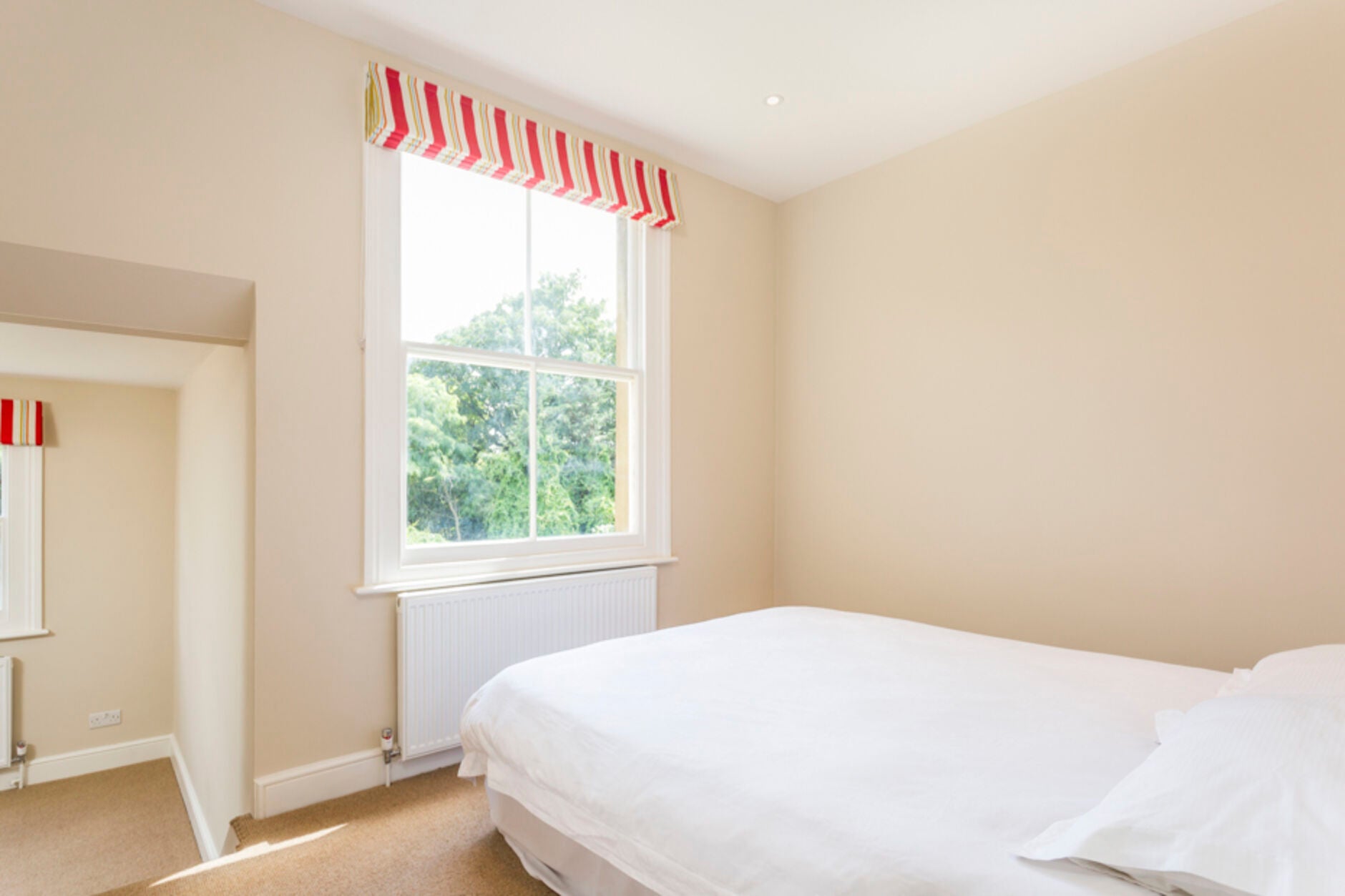 Flat Bassein Park Road in Greater London