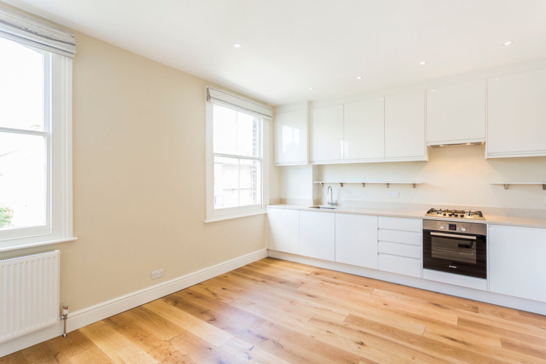 Flat Bassein Park Road in Greater London