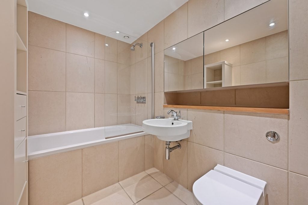 Flat Queenstown Road in Greater London