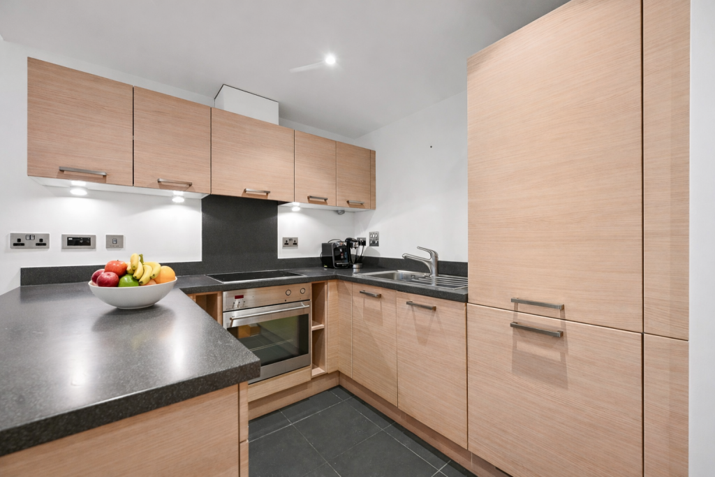Flat Queenstown Road in Greater London