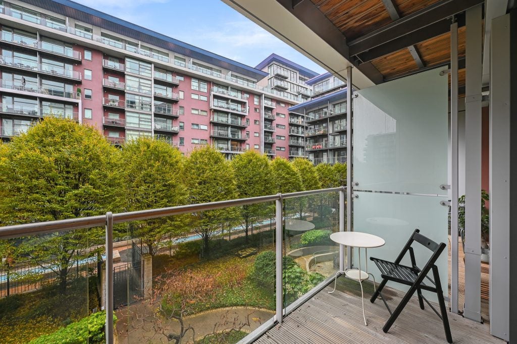 Flat Queenstown Road in Greater London