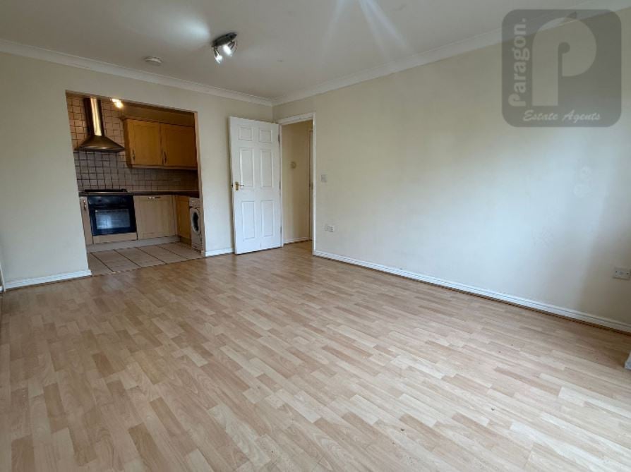 Flat Forty Avenue in Greater London