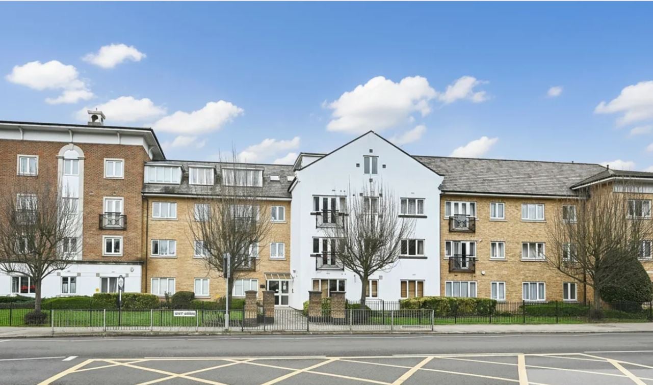 Flat Forty Avenue in Greater London