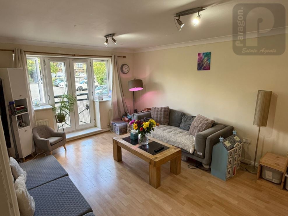 Flat Forty Avenue in Greater London