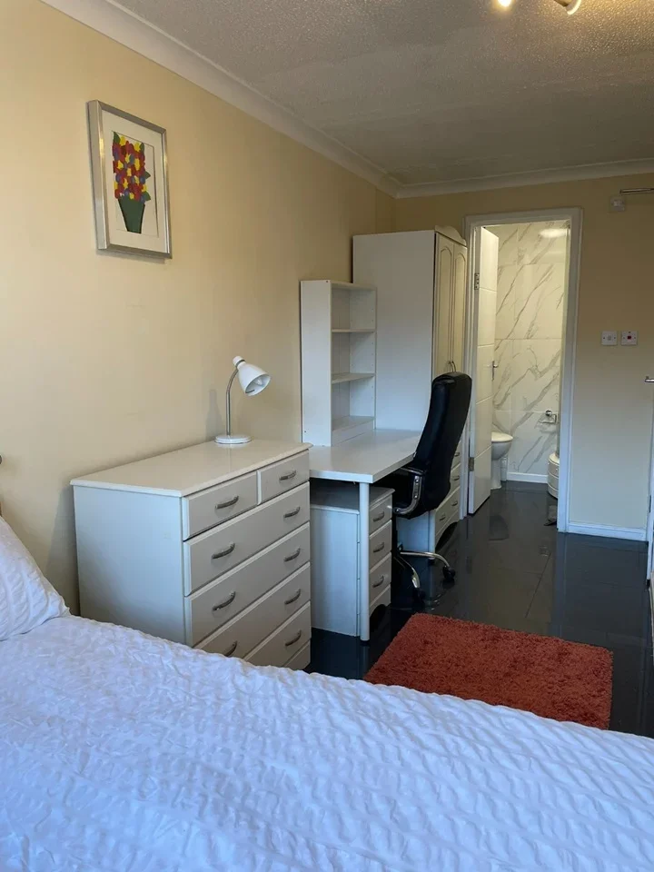 Flat Leather Lane in Greater London