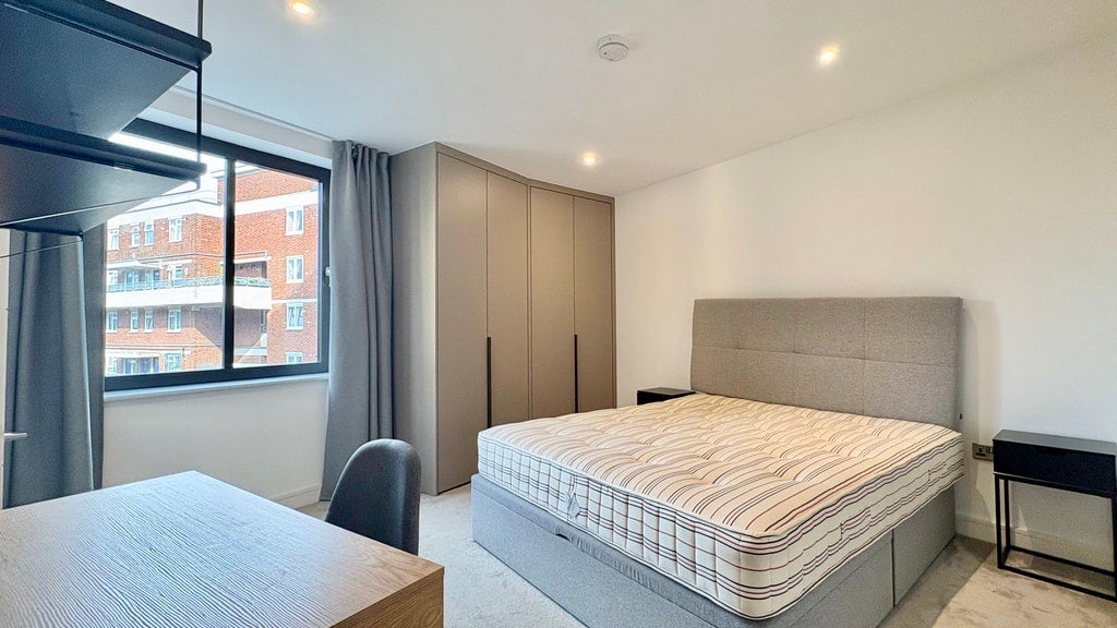 Flat Cremer Street in Greater London