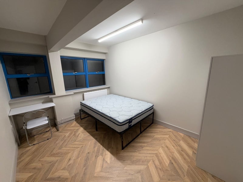 Room Theydon Road in Greater London