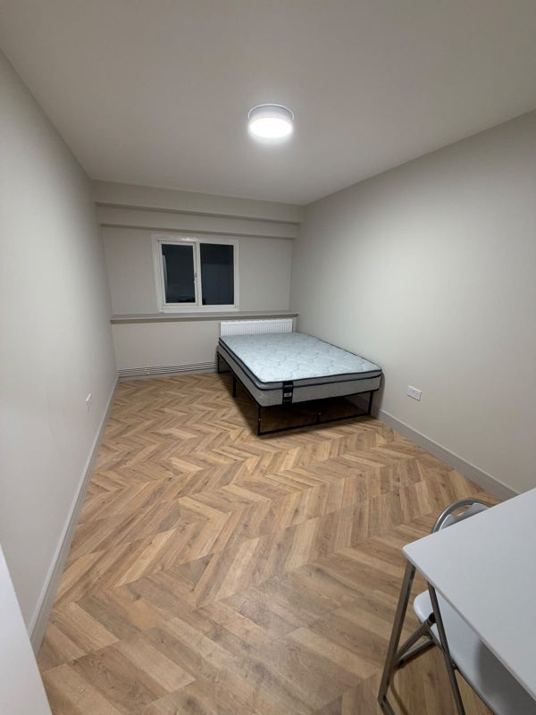 Room Theydon Road in Greater London