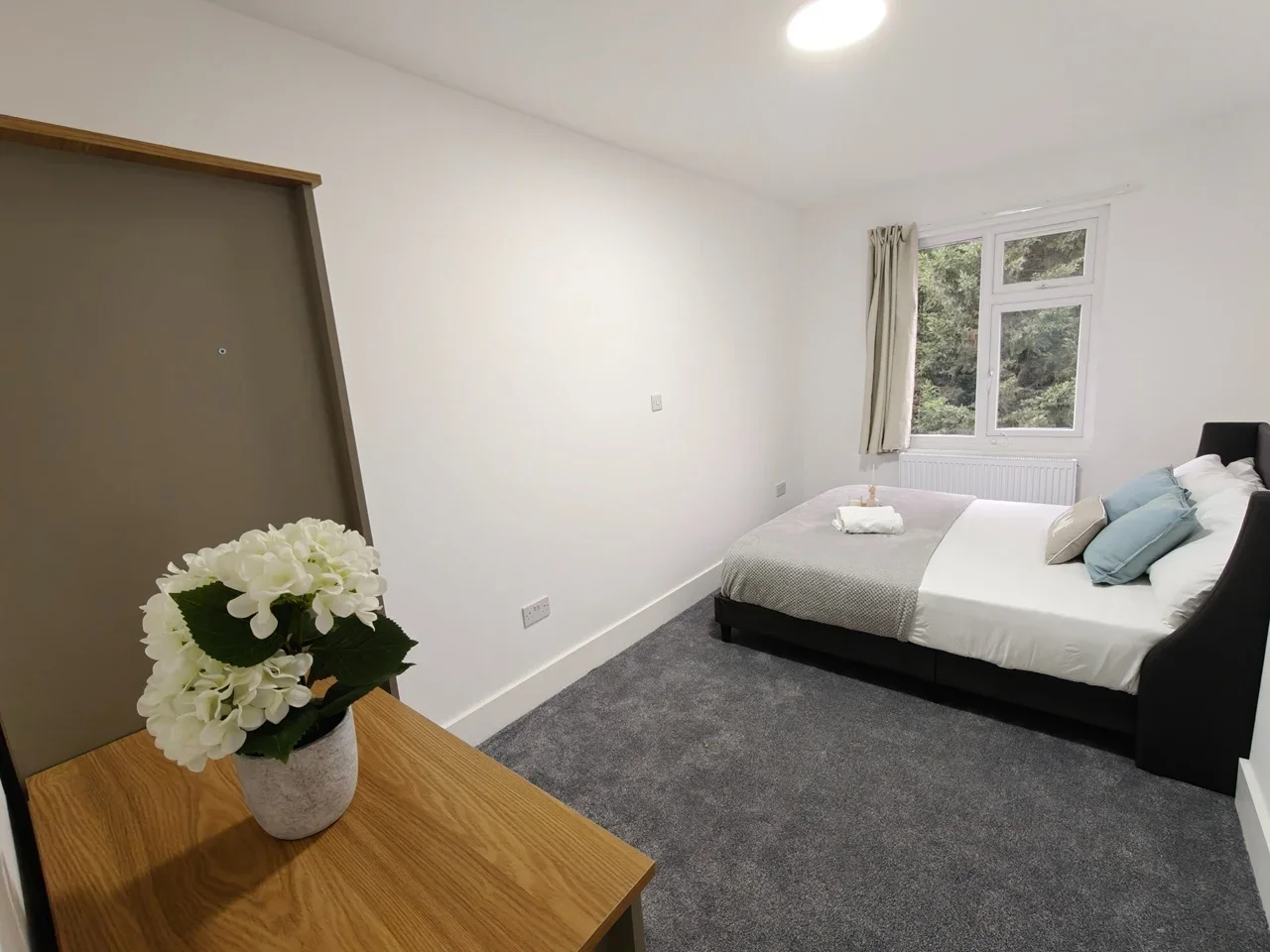 Room Whitchurch Lane in Greater London