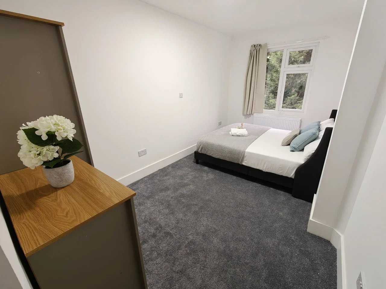 Room Whitchurch Lane in Greater London