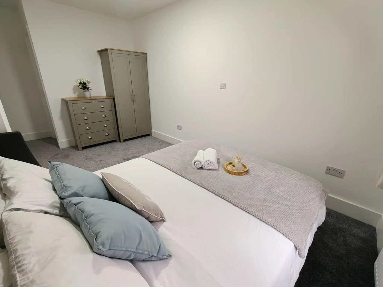 Room Whitchurch Lane in Greater London