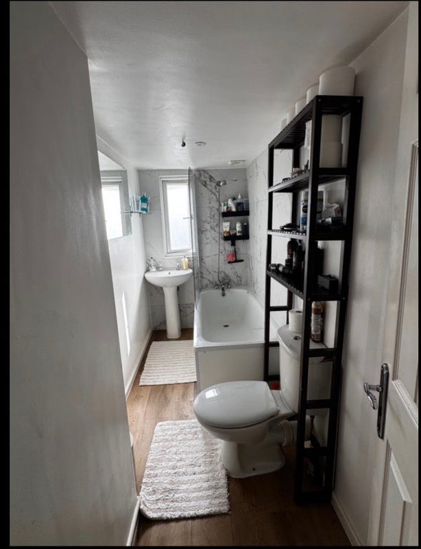 Flat Carpenter's Place in Greater London