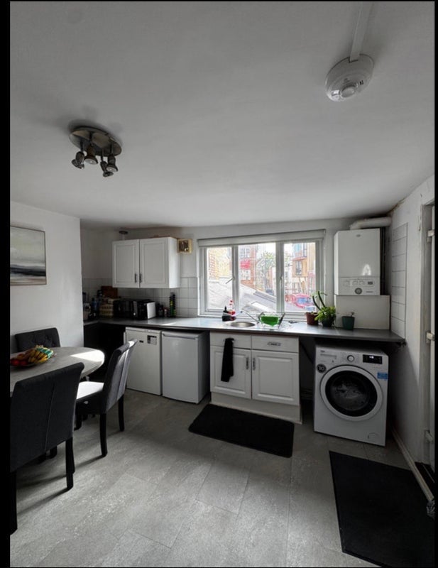 Flat Carpenter's Place in Greater London