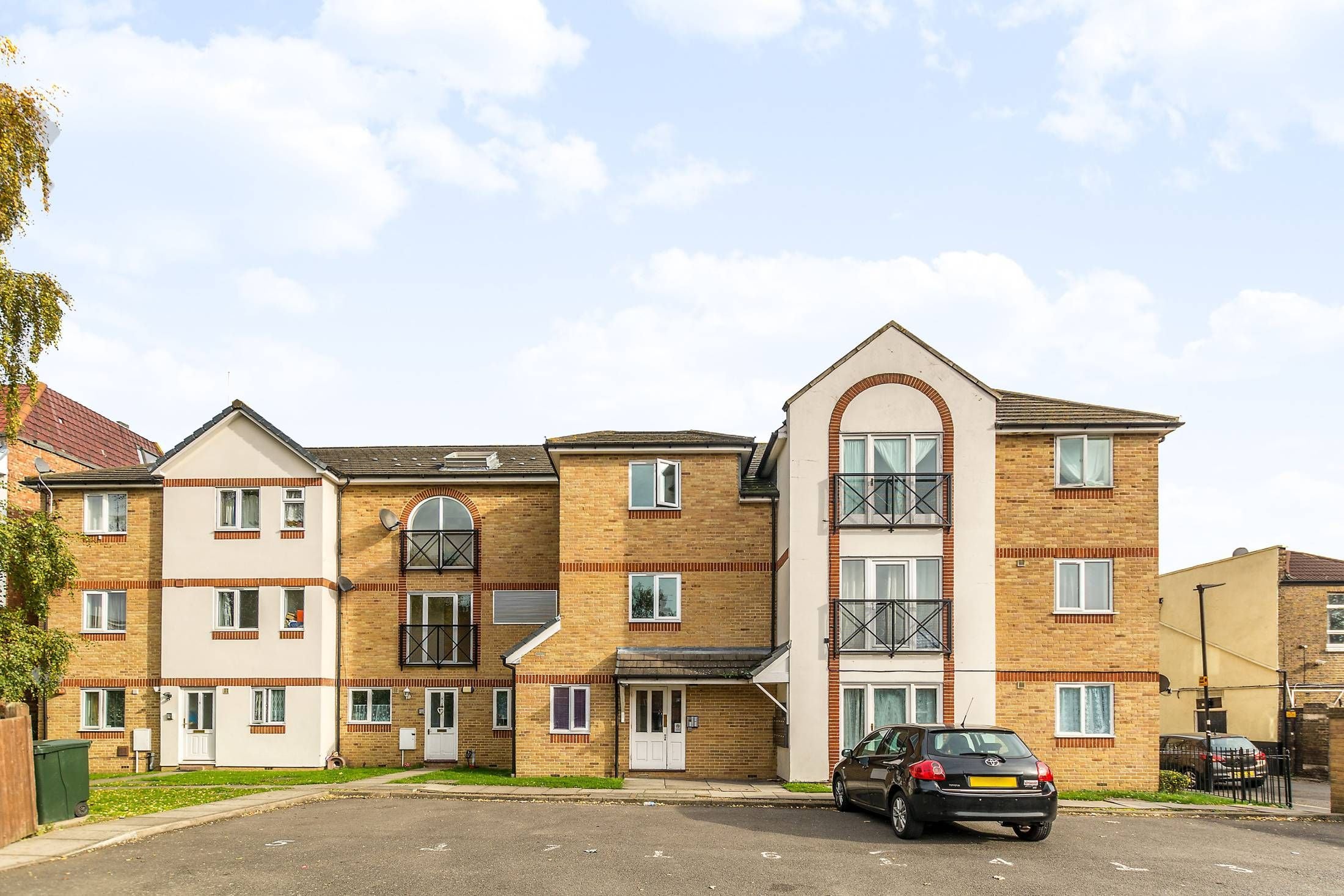 Flat Vine Place in Greater London