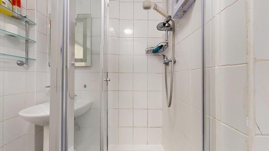 Flat Sumner Street in Greater London