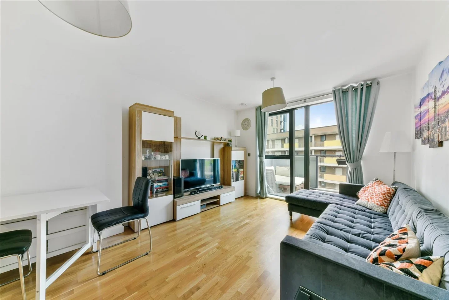 Flat Larkwood Avenue in Greater London