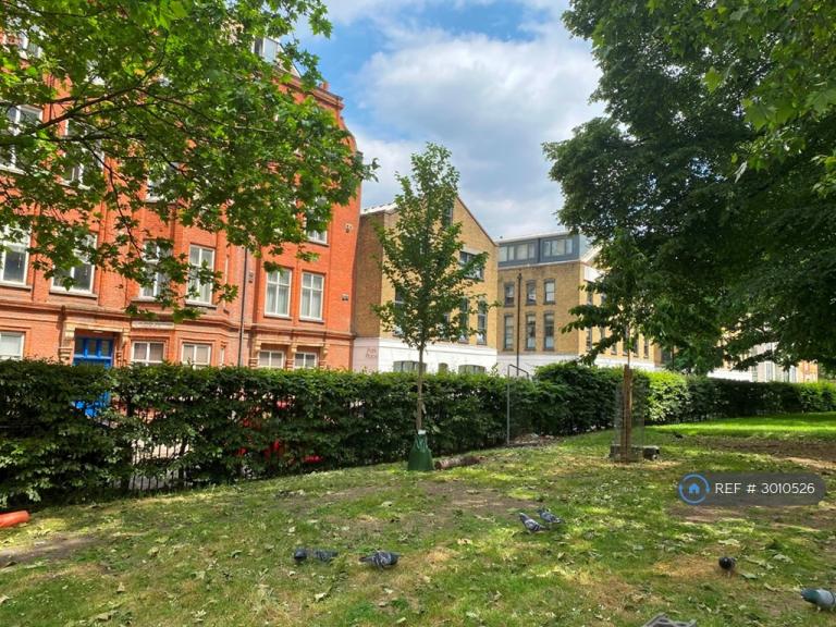 Flat Lawn Lane in Greater London