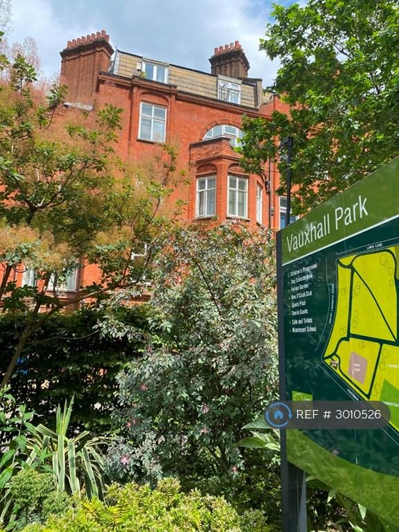 Flat Lawn Lane in Greater London