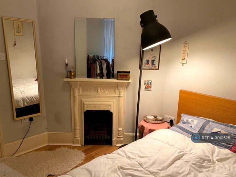 Flat Lawn Lane in Greater London