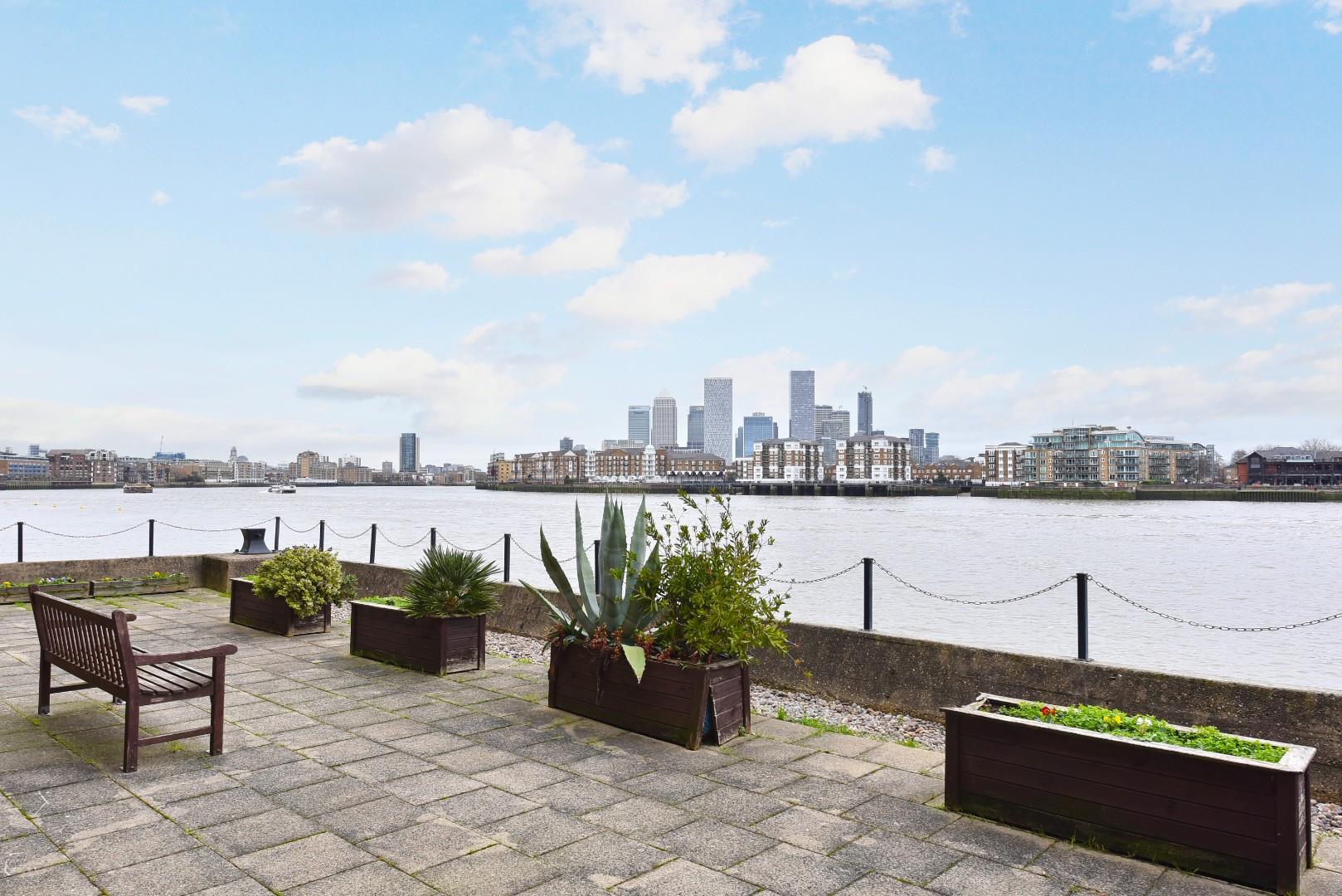 Flat Wapping Wall in Greater London