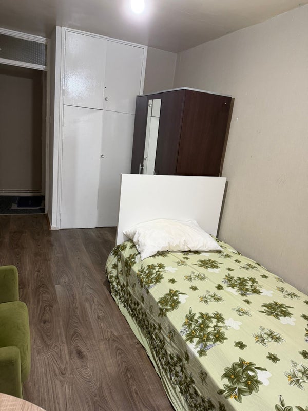 Room Canter Way in Greater London