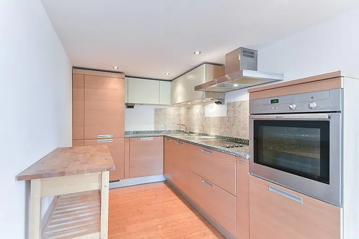 Flat Reed Place in Greater London