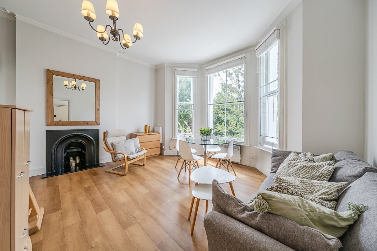 Flat Russell Road in Greater London